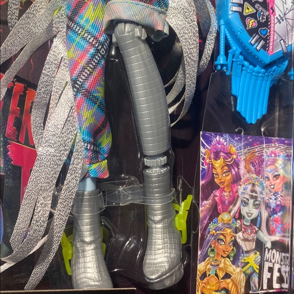 Monster High Frankie Stein Doll with Neon and Floral Accents - Picture 10 of 10